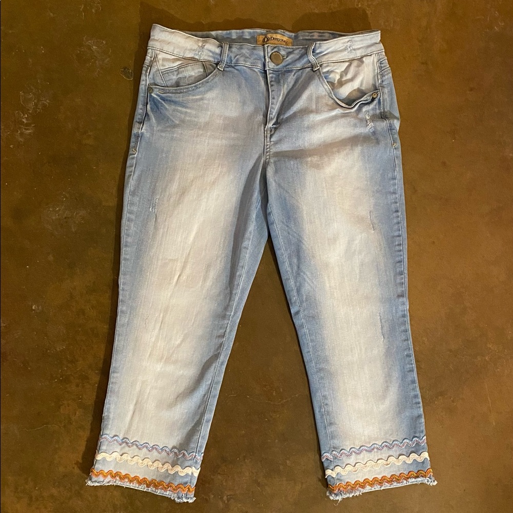 Democracy Jeans Size 12 Flex-elent with Rick rack trim. Stretchy denim